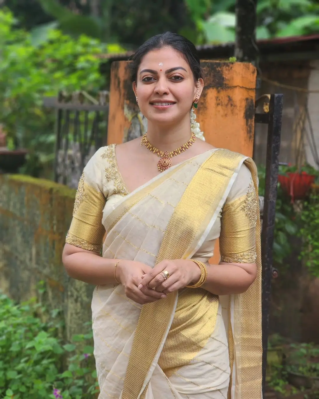 ANUSREE NAIR IN SOUTH INDIAN TRADITIONAL WHITE SAREE BLOUSE